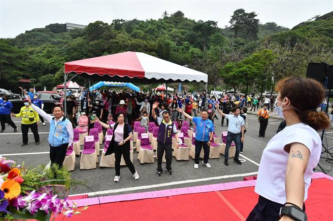 彰化县长王惠美等人今天带领民眾在员林市藤山步道运动健身。（彰县府提供／孙英哲彰化传真）