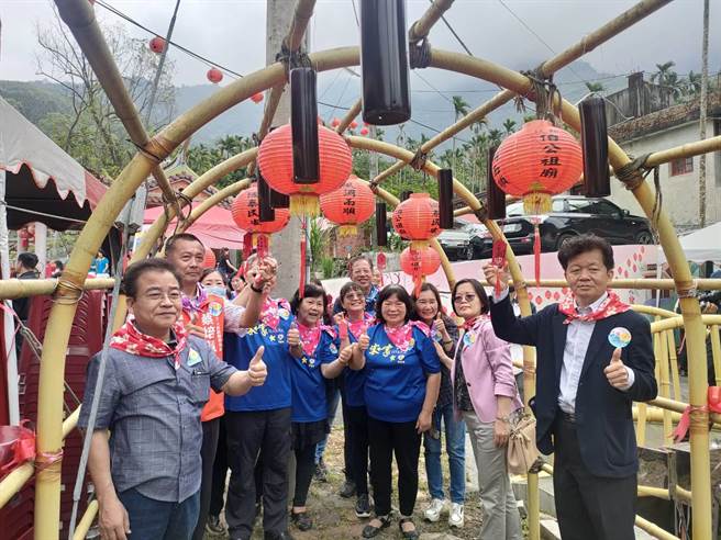 南投桐花祭结合客家元素，13日于水里乡郡坑伯公祖庙广场举办「花见水里幸福山、艺桐走读趣」活动，由文化局长林荣森（左）等人带头进行祈福挂牌仪式。（潘虹恩摄）