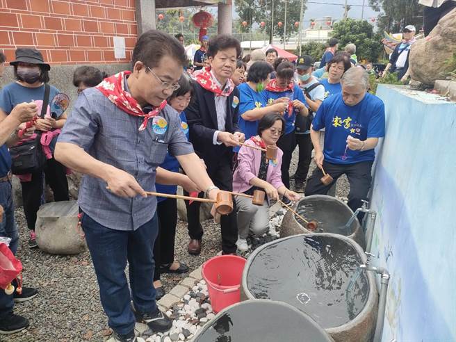 南投县政府文化局长林荣森（左）等人13日出席「花见水里幸福山、艺桐走读趣」，进行幸福取水仪式。（潘虹恩摄）