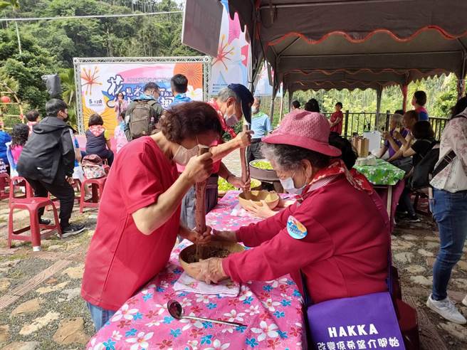 「花见水里幸福山、艺桐走读趣」13、14日于郡坑客家庄举办，现场规画擂茶体验、客家拼布展示、客庄市集等，相当热闹。（潘虹恩摄）