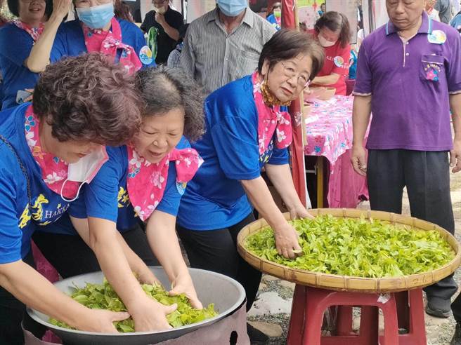「花见水里幸福山、艺桐走读趣」13、14日于郡坑客家庄举办，现场规画擂茶体验、客家拼布展示、客庄市集等，相当热闹。（潘虹恩摄）