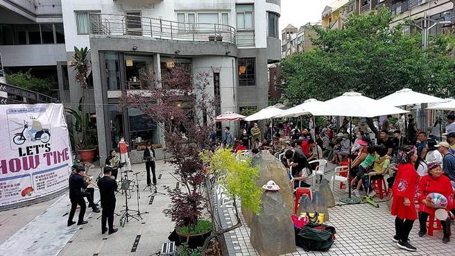 台中东海艺术街商店街区管委会举办「东海艺术街商圈品牌周」13日开幕，举办音乐演出活动，吸引民眾参加。（陈淑芬摄）