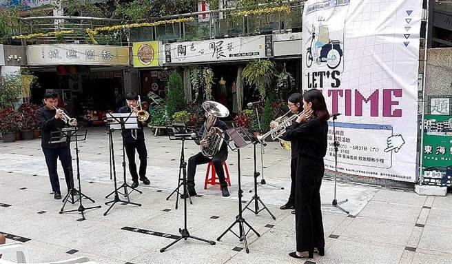 台中东海艺术街商店街区管委会举办「东海艺术街商圈品牌周」13日开幕，举办音乐演出活动，吸引民眾参加。（陈淑芬摄）