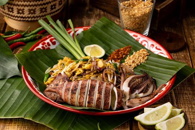 连续6年获得泰国米其林必比登推荐的帕泰家，近期推出火烤鱿鱼炒河粉等新品迎接夏季。（豆府餐饮集团提供）