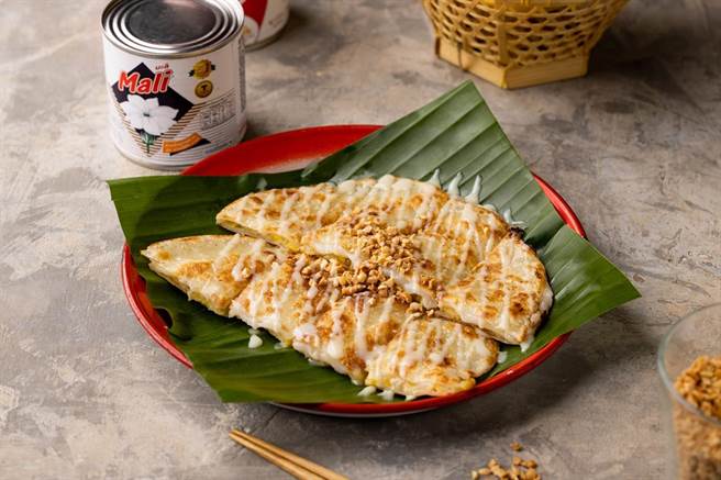 欢庆新菜上市，两人同行到门市用餐，完成指定条件可获赠香蕉麻吉煎饼5折兑换券。（豆府餐饮集团提供）