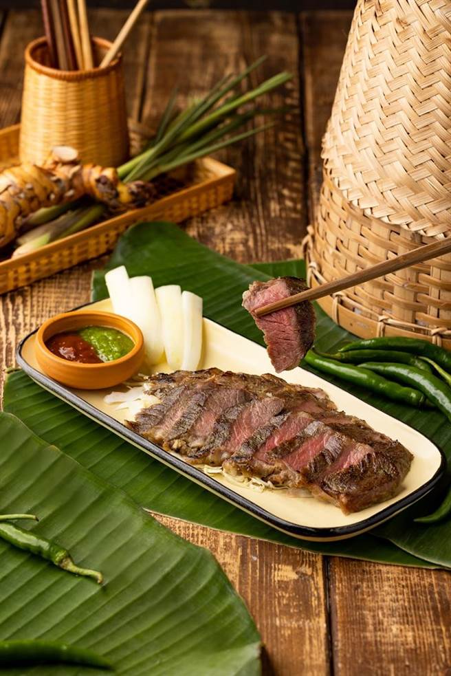 「帕泰家」新品「泰式香料烤牛肉」，双酱混搭后所堆迭出的风味层次，更加衬托出烤牛肉迷人的滋味。（豆府餐饮集团提供）