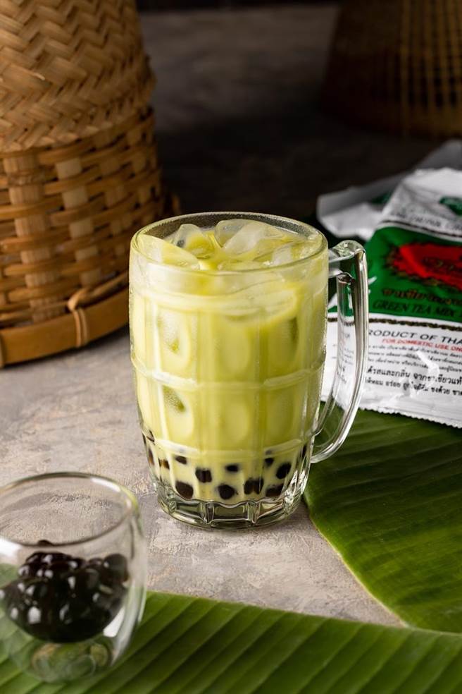 「帕泰家」新推出泰国时下正火红的国民饮料「手标泰式奶绿」，还可加珍珠变身「手标泰式珍珠奶绿」。（豆府餐饮集团提供）