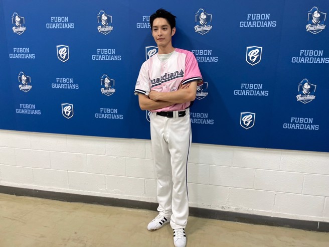 曹佑寧13日為富邦悍將開球。（毛琬婷攝）