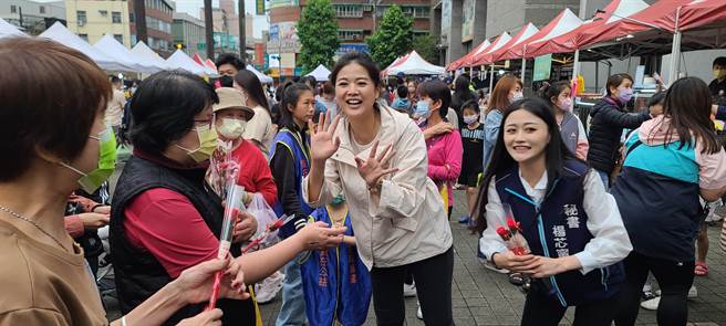 基隆市七堵国小下午举办一场母亲节亲子同乐活动，市议员曾怡芳与善阳展望协会共同参与，并将活动所得全数捐赠仁爱之家。（张志康摄）