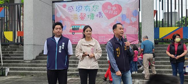 基隆市七堵国小下午举办一场母亲节亲子同乐活动，市议员曾怡芳与善阳展望协会共同参与，并将活动所得全数捐赠仁爱之家。（张志康摄）