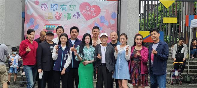 基隆市七堵国小下午举办一场母亲节亲子同乐活动，市议员曾怡芳与善阳展望协会共同参与，并将活动所得全数捐赠仁爱之家。（张志康摄）