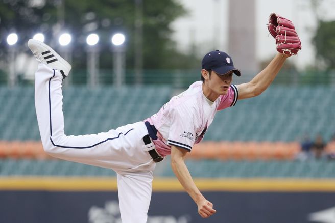 曹佑寧13日為富邦悍將開球。（富邦悍將提供）