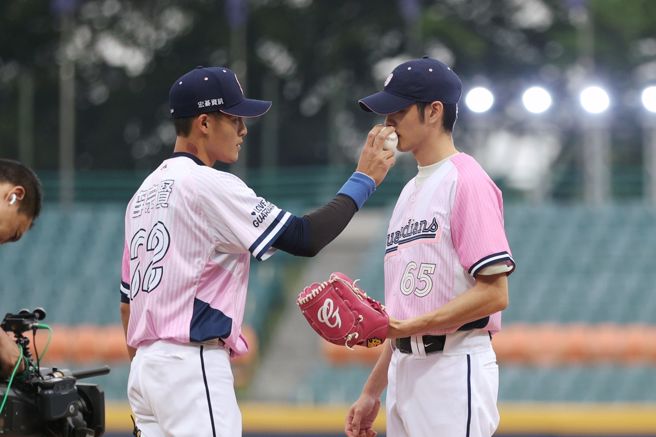 曹佑寧（右）13日為富邦悍將開球，好友李宗賢突然「加劇本」讓他嚇一跳。（富邦悍將提供）