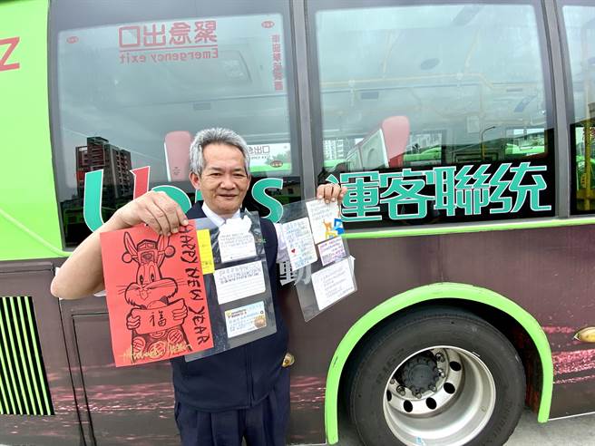 暖心公车司机罗兆彬收到很多乘客送的谢卡，他用护贝保存这些爱的礼物，强调「这像乘客颁给我的奖状，无比荣耀」。（交通局提供／张亦惠台中传真）