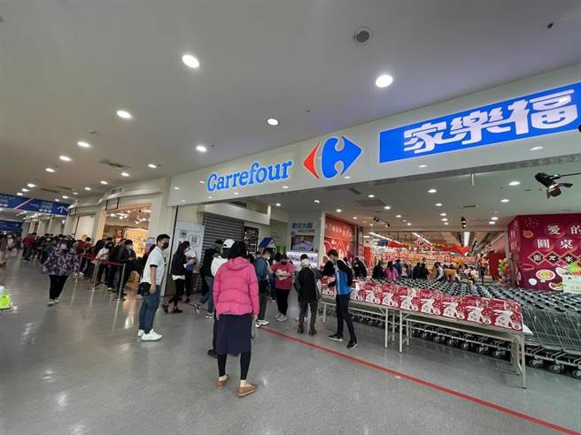 南部气候炎热，家乐福推出超过30款对抗酷暑的冰品新品，要让民眾们在炎炎夏日，全家一起大口吃冰吃个过瘾。（本报资料照片）