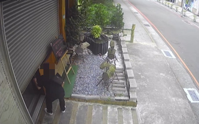 男子谎称没带钥匙遭反锁在店外，想跟店家借五百元来开锁。（图／警方提供）