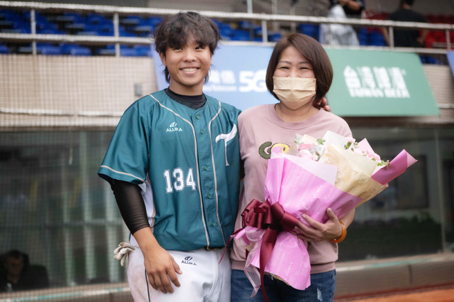 台钢雄鹰叶保弟与妈妈。（台钢雄鹰提供）