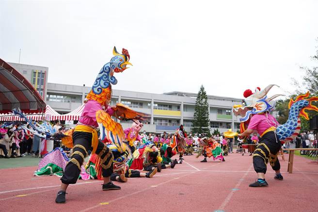 新港国小积极发展多元特色，尤其舞狮队屡创佳绩，此次舞狮队也在60周年校庆中演出。（新竹县府提供／邱立雅竹县传真）