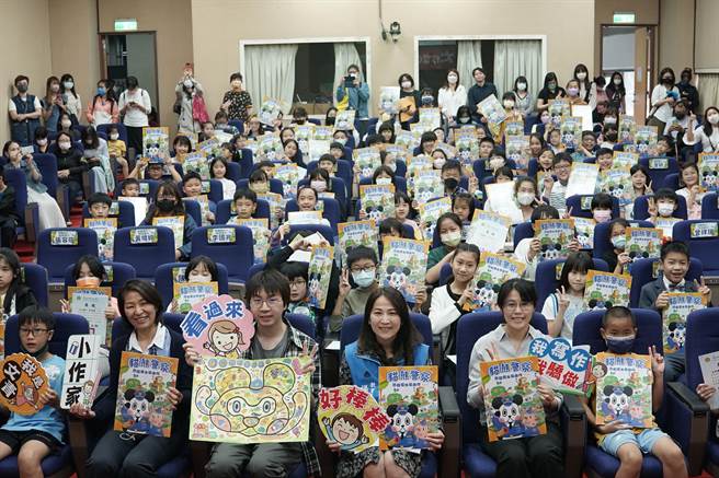 新竹县政府教育局举办「大作家与小作家的下午茶之约」活动，邀请绘本作家信子分享创作歷程。（新竹县府提供／邱立雅竹县传真）