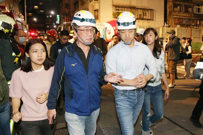 台北市信义区崇德街60巷13日惊传地基严重坍塌，台北市议员徐巧芯（左起）、副市长李四川、市长蒋万安、市议员许淑华皆到场关心。（杜宜谙摄）