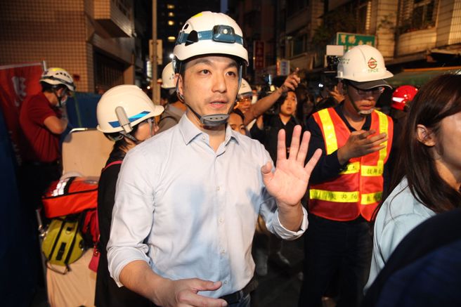 台北市信义区崇德街60巷13日惊传地基严重坍塌，路面上出现巨大天坑，以致一旁住宅有倒塌危机，台北市建筑管理工程处指出，此工程是因连续壁施作，已派员至现场了解处理，目前除连续壁渗水，工地正在止水中。（杜宜谙摄）