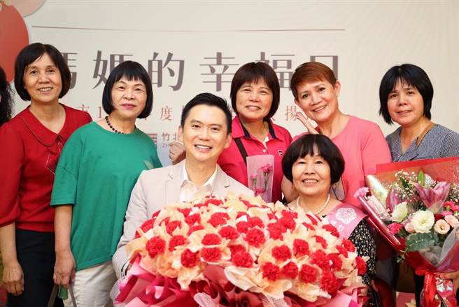 竹北市公所13日以「妈妈的幸福日、艺起来告白」为主题，举办模范母亲表扬大会。（竹北市公所提供／邱立雅竹县传真）