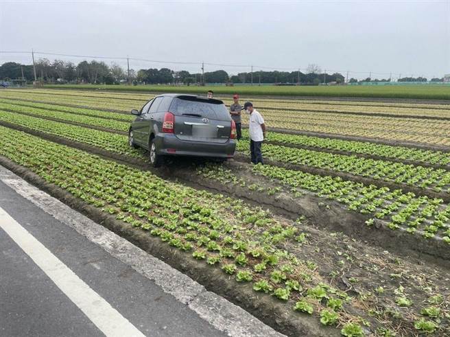 一辆自小客车如「轻功」飞行从产业道路犁入二崙乡运动公园附近菜园。（读者提供）
