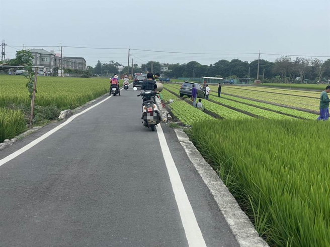 菜园降落一辆自小客车，引起民眾围观。（读者提供）