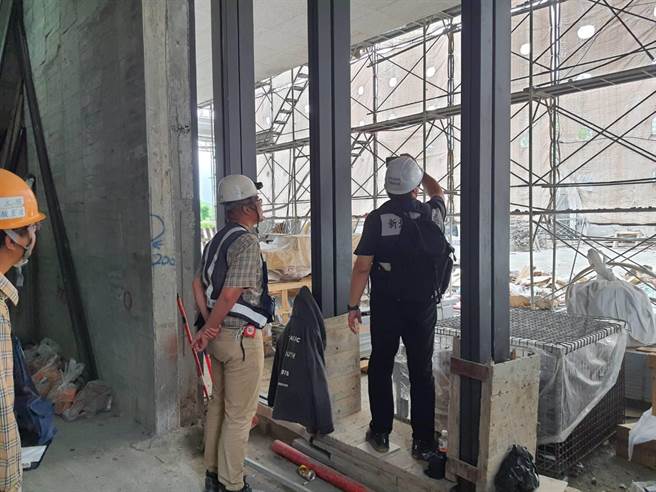新北市府为确保营建工地安全，5月11日全面清查兴富发建设在新北市的3处工地，发现有多项职安缺失，目前已要求2处工地限令停工，另外，劳检处也查获7项缺失，未来将开罚至少21万元。（新北市工务局提供）