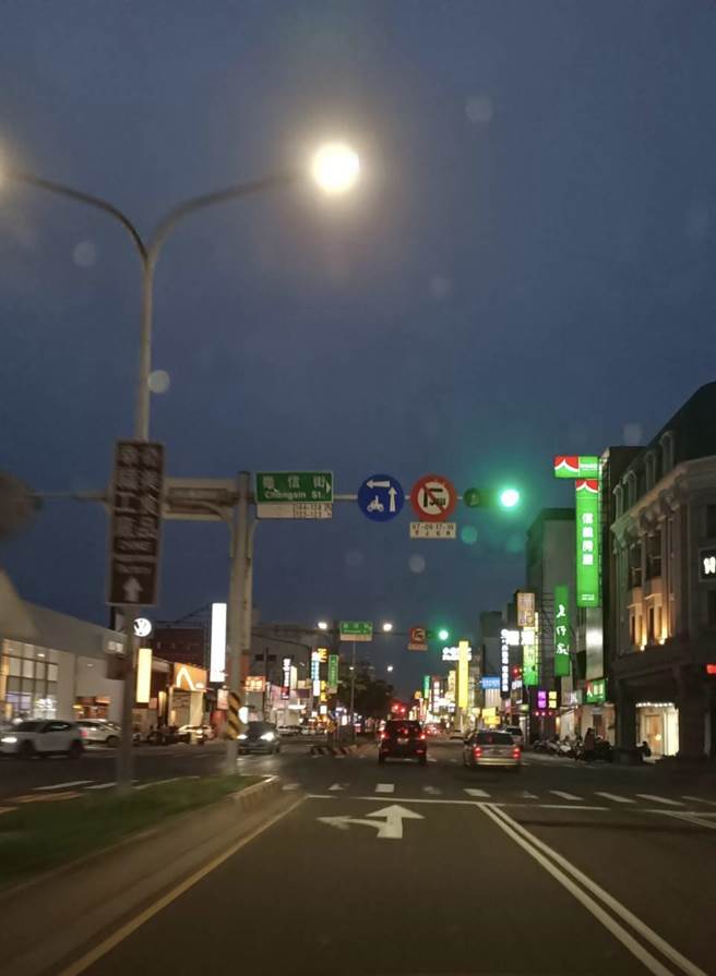 台南市研拟试办取消机车两段式左转，网友反应两极，交通局表示，审慎评估中。（曹婷婷摄）