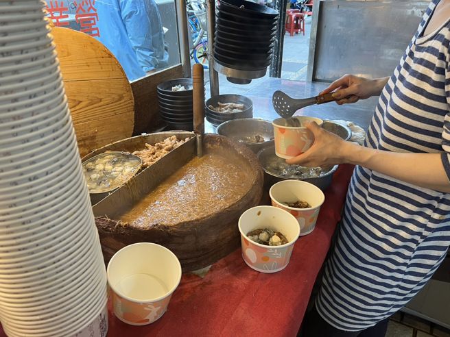 北市大安区知名麵线摊「舀麵线」月薪5万2起。（简铭柱摄）