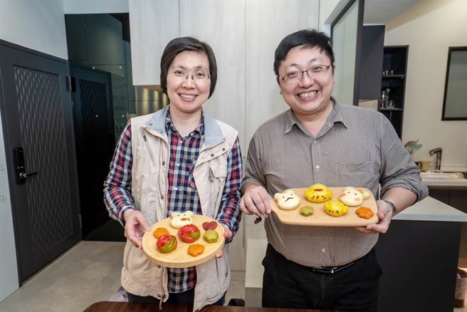 蓝营立委参选人徐欣莹（左）母亲节前夕揪弟弟徐世勋一起做造型馒头。（徐欣莹团队提供／邱立雅竹县传真）