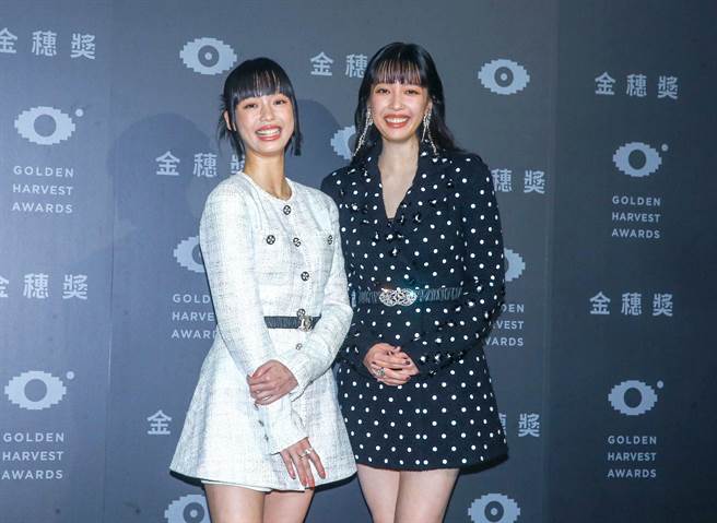王渝屏（左）、王渝萱姊妹担任「第45届金穗奖颁奖典礼」主持人。（粘耿豪摄）