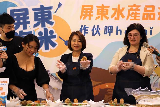 屏县府在母亲节前夕13日推出「海米食堂」，由县长周春米（中）化身一日店长，亲手捏午仔鱼饭糰请民眾品尝，藉此刺激午仔鱼买气。（谢佳潾摄）