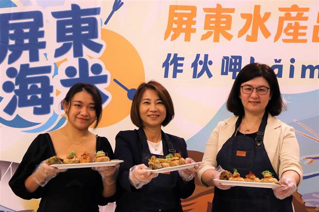 屏县府在母亲节前夕13日推出「海米食堂」，由县长周春米（中）化身一日店长，亲手捏午仔鱼饭糰请民眾品尝，藉此刺激午仔鱼买气。（谢佳潾摄）
