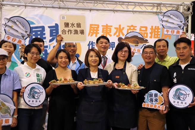 屏县府在母亲节前夕13日推出「海米食堂」，由县长周春米（前排中）化身一日店长，亲手捏午仔鱼饭糰请民眾品尝，藉此刺激午仔鱼买气。（谢佳潾摄）