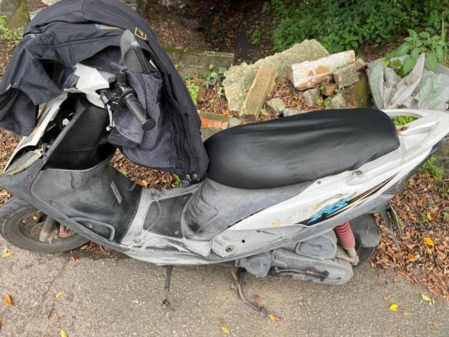 联结车右转后方女骑士迎面撞，连滚带爬从车轮下逃生。(警方提供／吕筱蝉桃园传真)