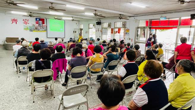 台中市政府警察局太平分局日前携手辖内丰年社区发展协会，邀请交通部培训合格「路老师」林满开讲，促进高龄长者交通安全观念。（太平警分局提供／潘虹恩台中传真）