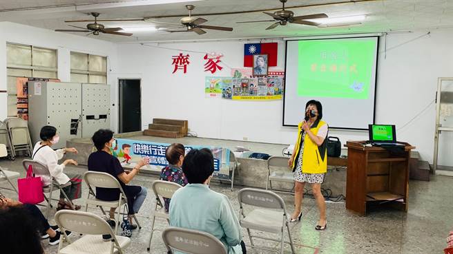 林满以浅显易懂的话语搭配幽默的口吻为长辈们说明交通安全观念，透过带动唱的方式，穿插有奖徵答活动，大大提升课程活络气氛，也让长者们笑声不断。（太平警分局提供／潘虹恩台中传真）