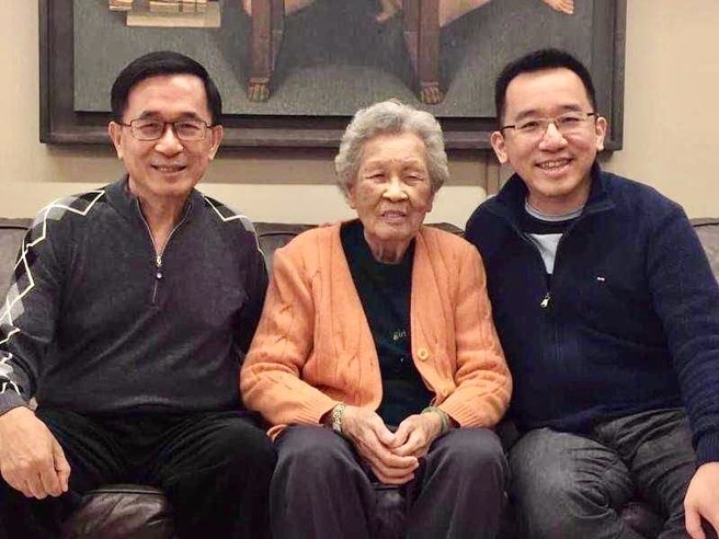 前总统陈水扁在脸书贴出她与儿子陈致中、扁妈的合照，哀嘆「望中早归」。(摘自陈水扁脸书)