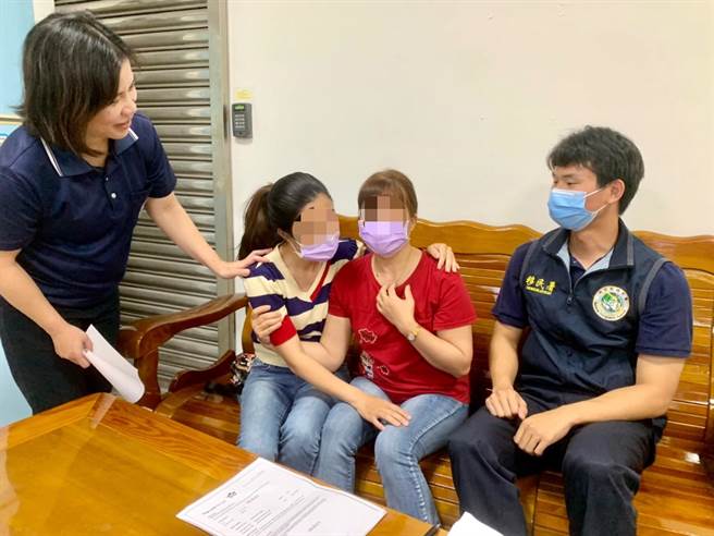 阿香（左）陪同罹癌母亲（右）于母亲节前夕至高雄市专勤队自行到案，母亲得知重获自由身，激动表示看到活下去的希望。（翻摄照片／崔正纲高雄传真）