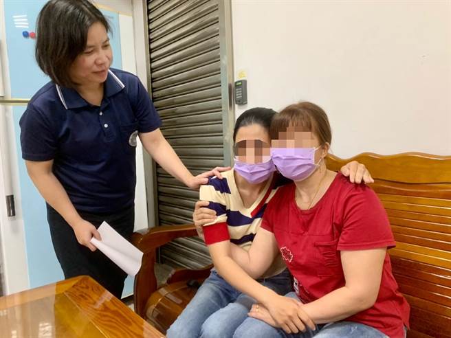 阿香、母亲相拥抱，阿香哽咽表示，这是送「最棒母亲节礼物」。（翻摄照片／崔正纲高雄传真）