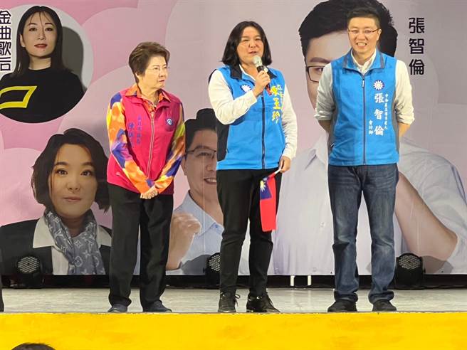 立委陈玉珍恳请乡亲支持张智伦。（王扬杰摄）