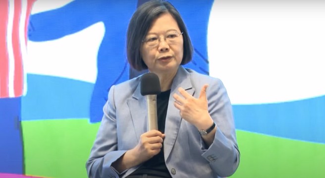 总统蔡英文13日出席第八届总统与高中生面对面论坛。(摘自蔡英文YouTube)