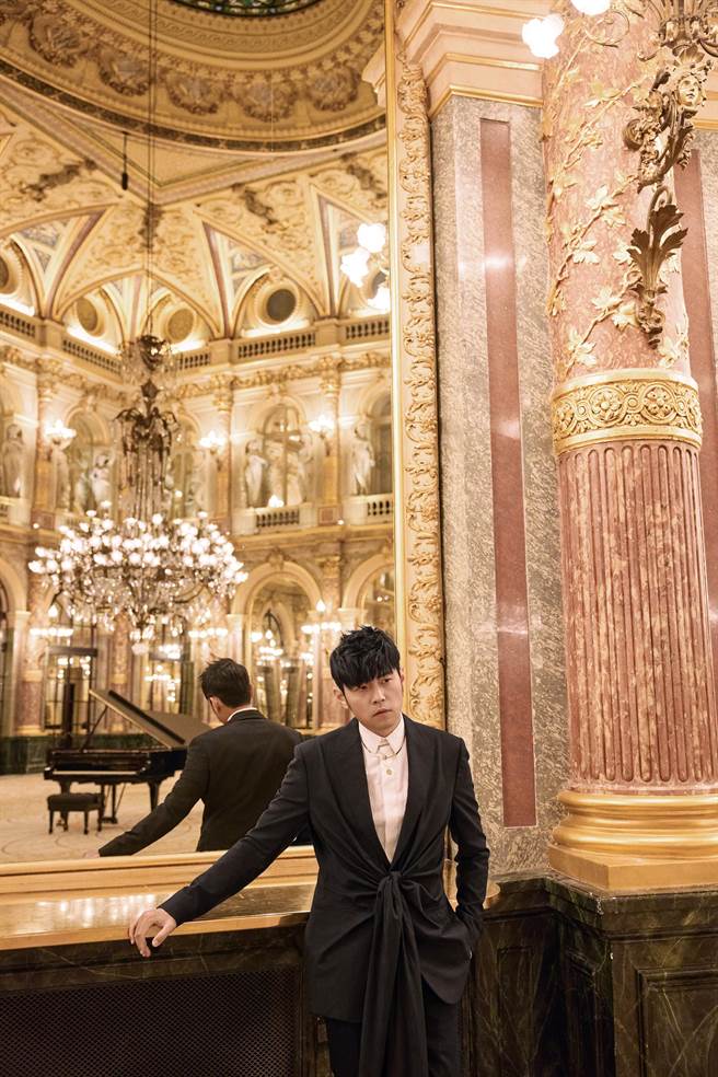 周杰伦今开唱前首播〈倒影〉MV，让现场歌迷是又惊又喜。（杰威尔提供）