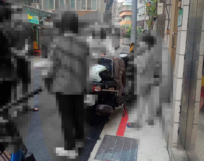 男童要求邻居送猫未果，父母与阿嬷竟动手直接抢猫，引爆网友怒火。(图／爆料公社)