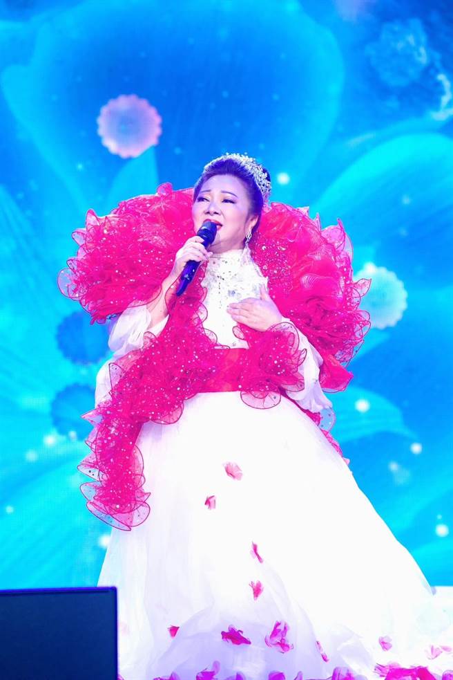 白冰冰13日在高雄流行音乐中心开唱，用心打造华丽服装。（高流提供）