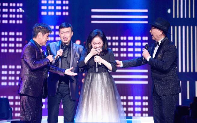 余天（左二）、李亚萍（左三）13日在高雄流行音乐中心开唱，心情激动泪洒。（高流提供）