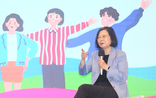 蔡英文总统（如图）13日出席「2023今周刊第八届总统与高中生面对面论坛」。（张铠乙摄）