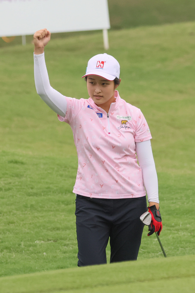 「中国信托女子高尔夫之星」吴佳晏在第18洞拿下博蒂难掩兴奋，最终获亚军。（中国信托银行提供）